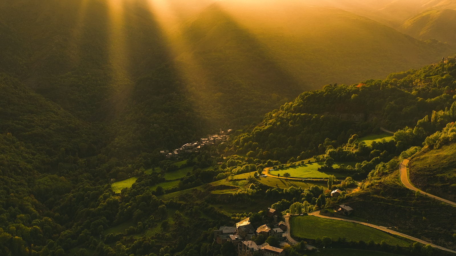 Paisaje territorial de montaña al atardecer
